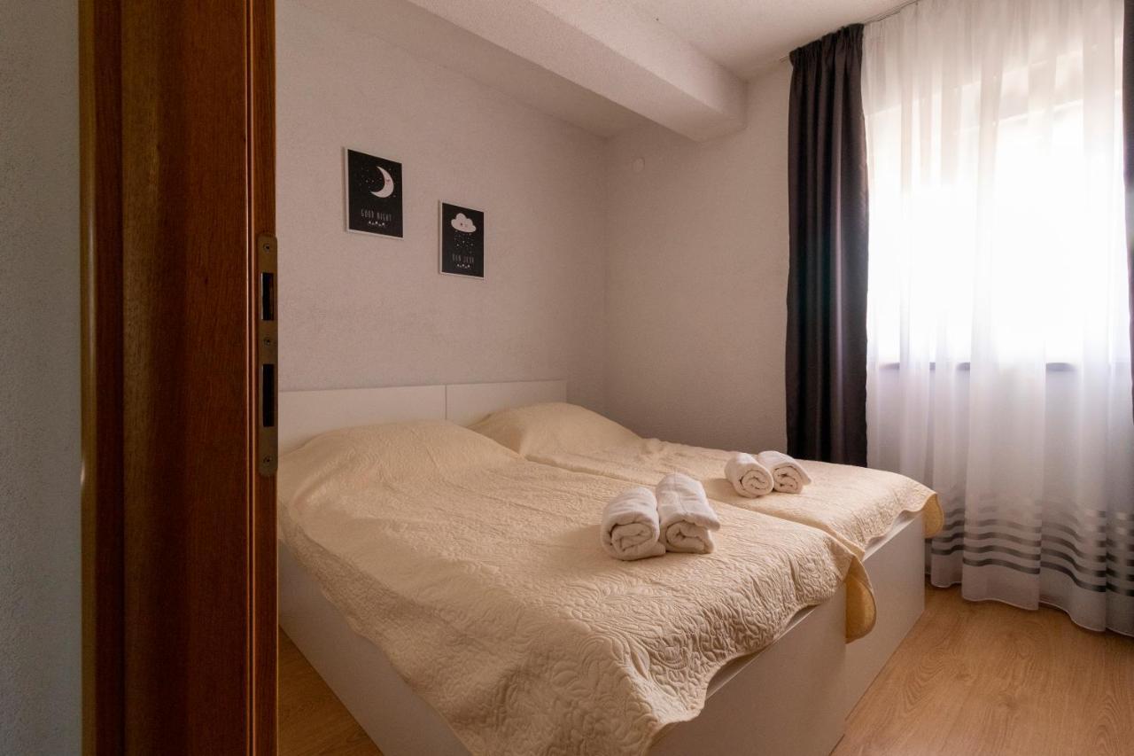 Apartmani Olivia ビビニェ エクステリア 写真