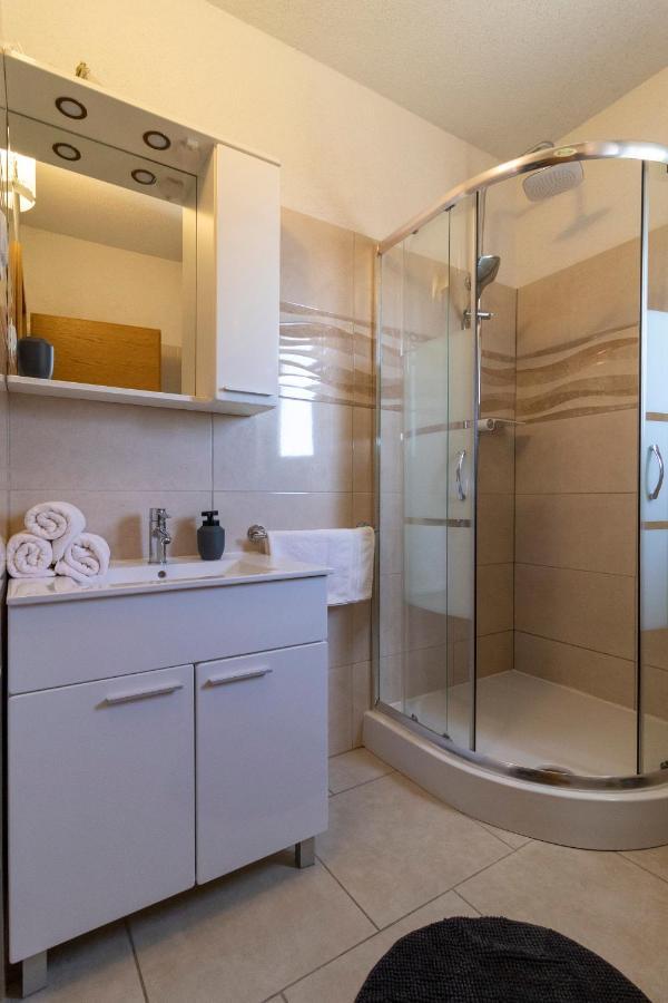 Apartmani Olivia ビビニェ エクステリア 写真
