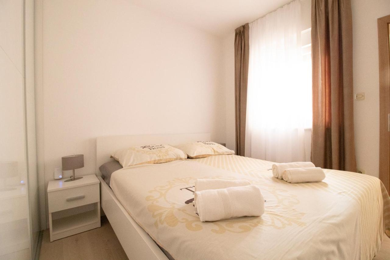 Apartmani Olivia ビビニェ エクステリア 写真