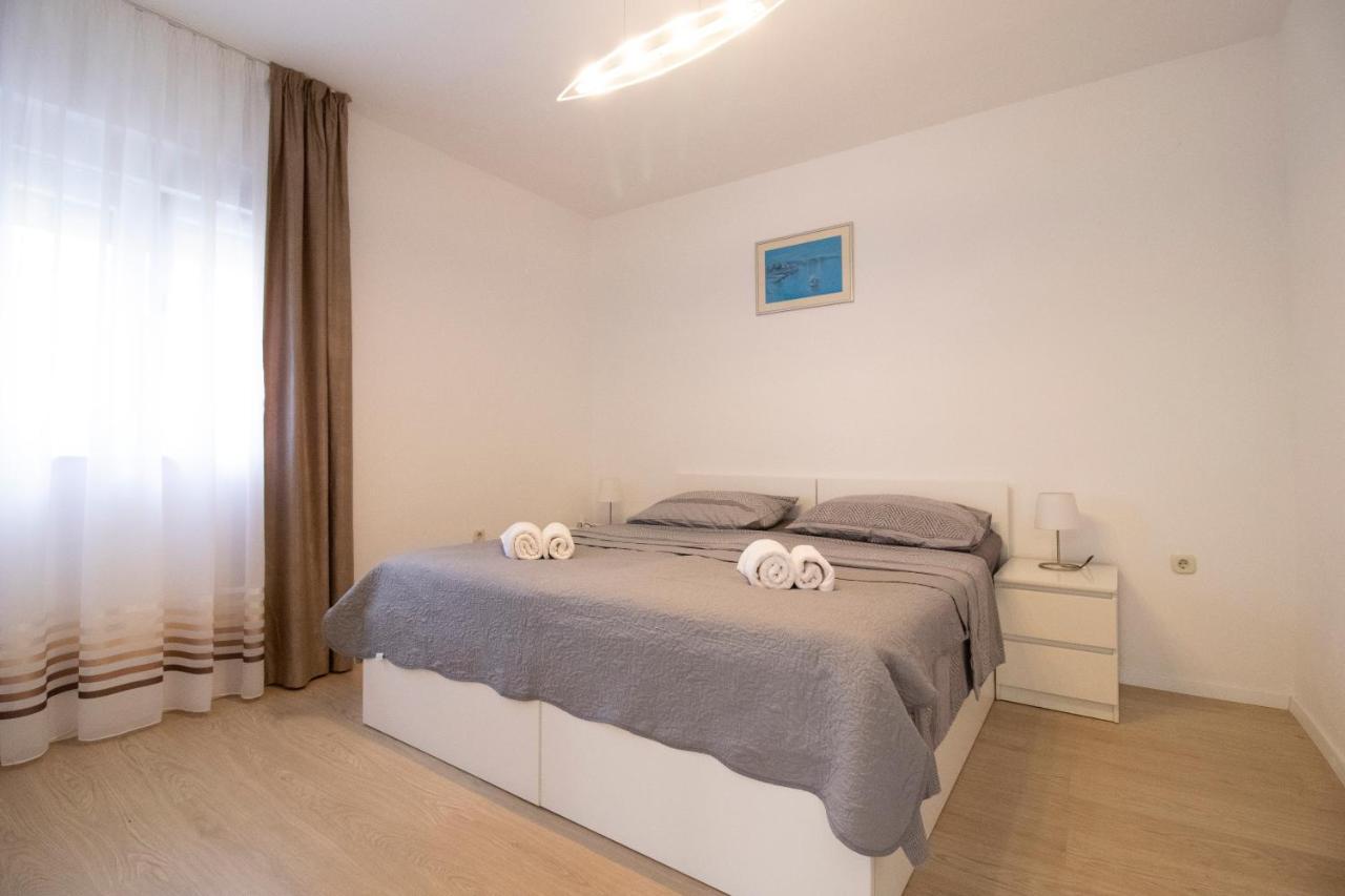 Apartmani Olivia ビビニェ エクステリア 写真